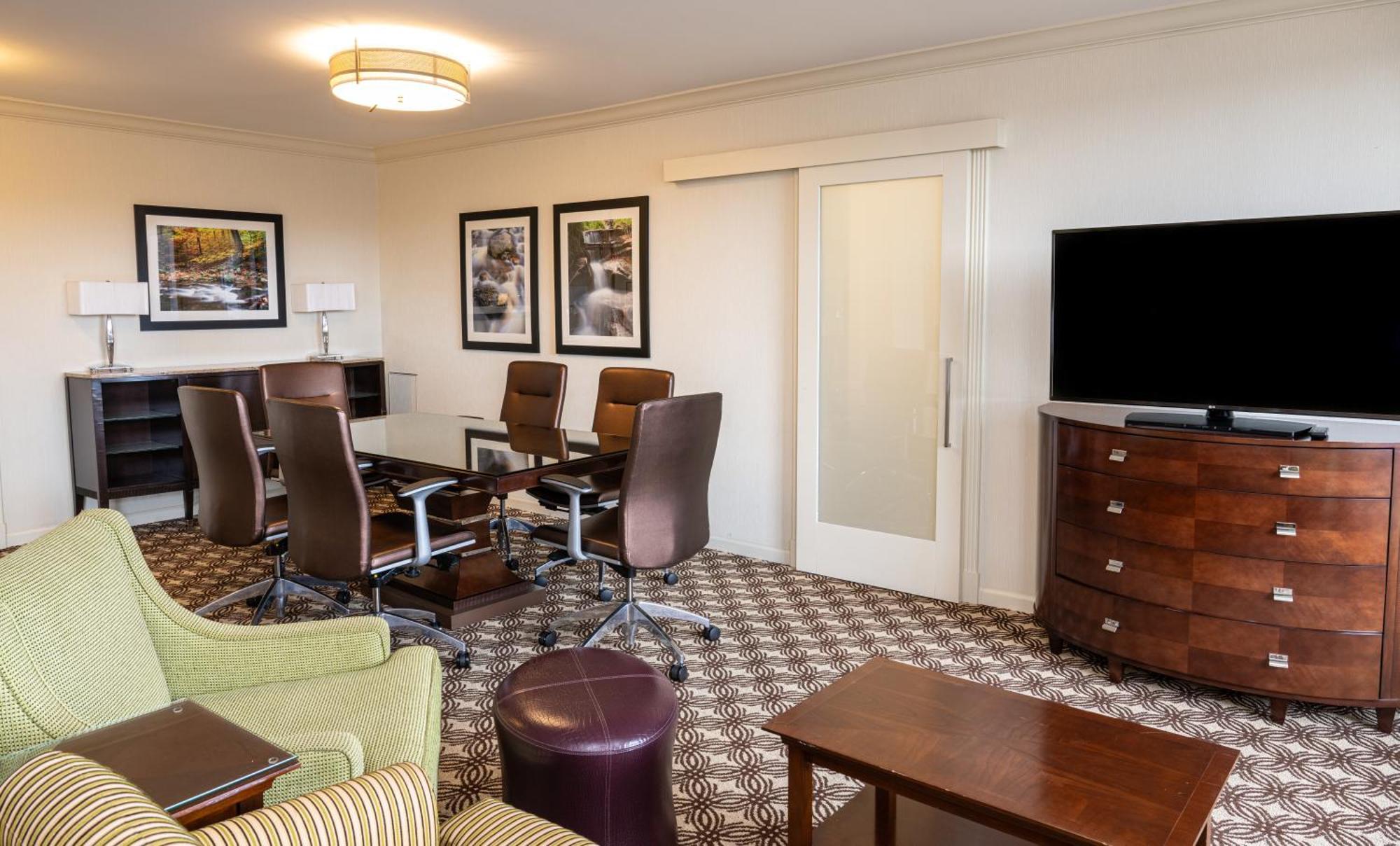 Smaller King Suite with City View,1707846364:JPEG